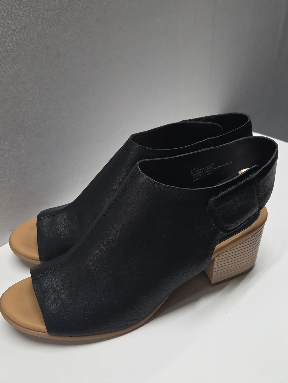 Korks Black Open-Toe Leather Sandals with Tan Block Heel Size 9.5